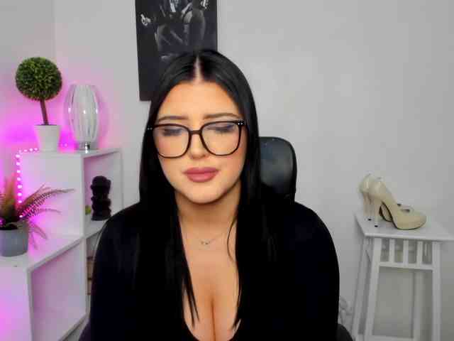 Miabrunette22 webcam