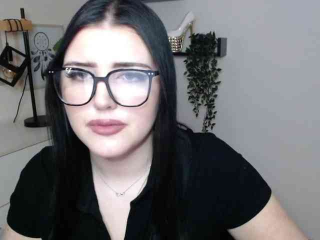 Miabrunette22 webcam