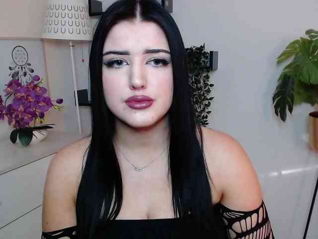 Miabrunette22 webcam