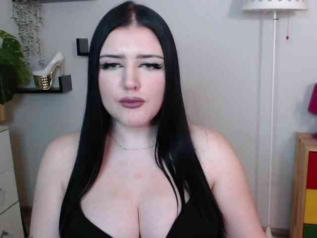 Miabrunette22 webcam