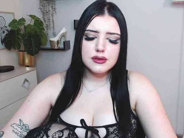 Miabrunette22 webcam
