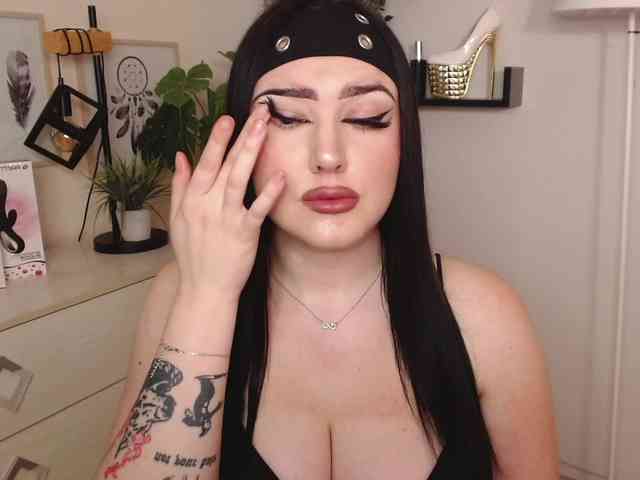 Miabrunette22 webcam