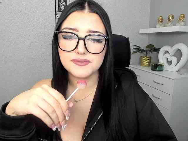 Miabrunette22 webcam
