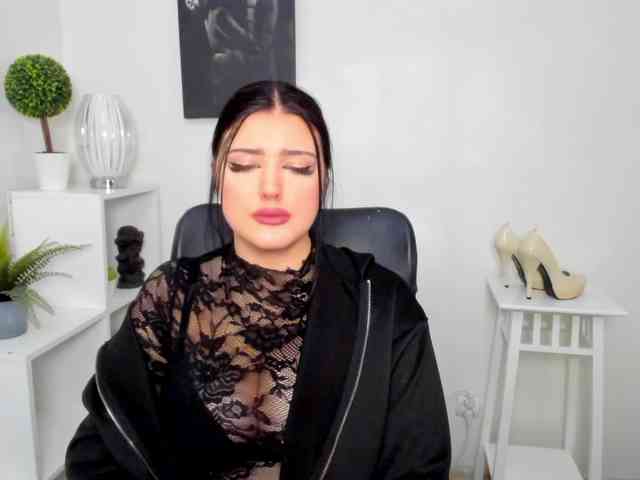 Miabrunette22 webcam