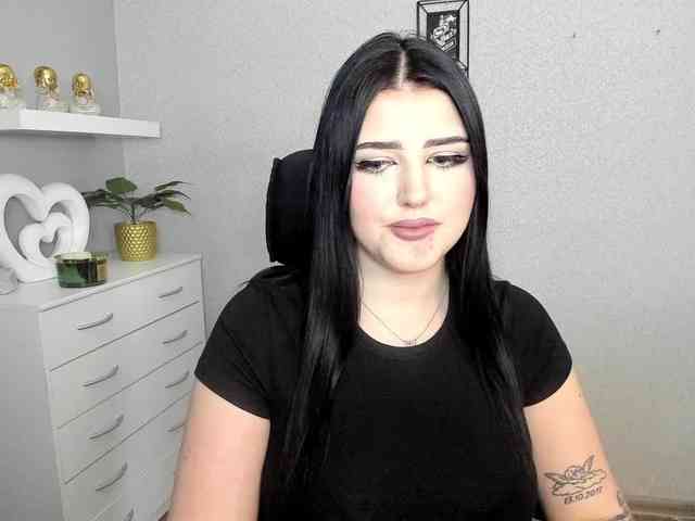 Miabrunette22 webcam