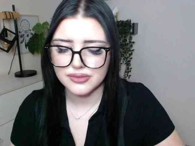 Miabrunette22 webcam