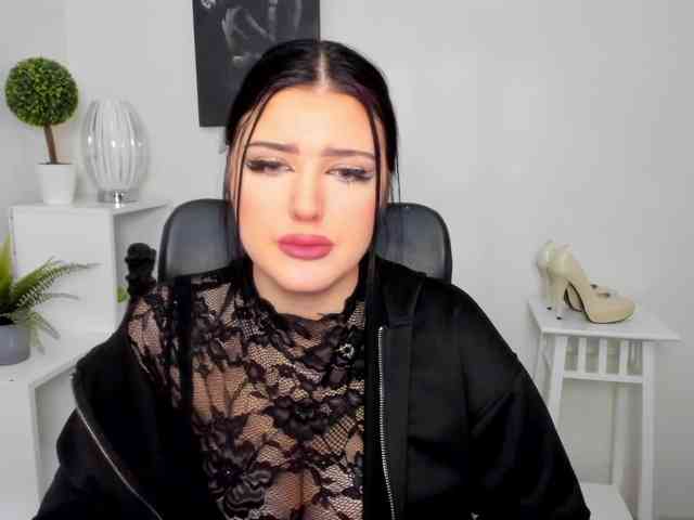 Miabrunette22 webcam