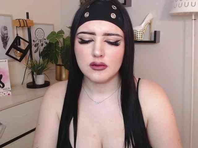 Miabrunette22 webcam