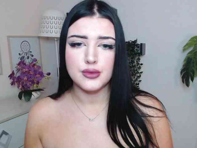 Miabrunette22 webcam