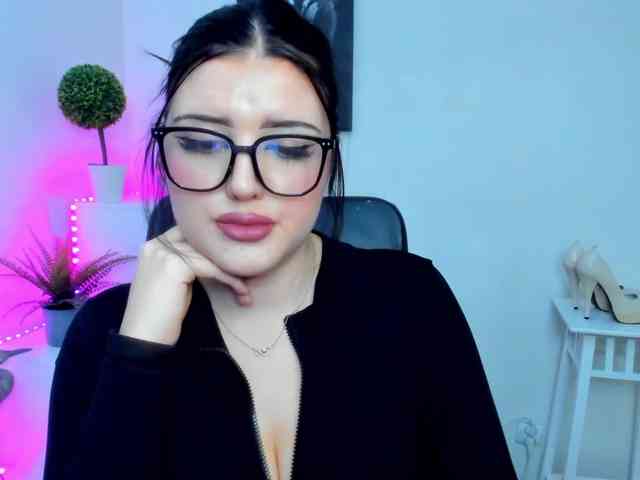 Miabrunette22 webcam