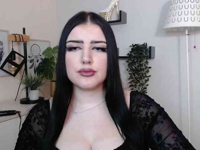 Miabrunette22 webcam