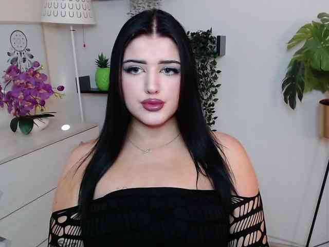 Miabrunette22 webcam