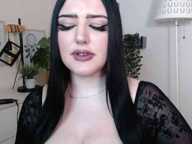 Miabrunette22 webcam