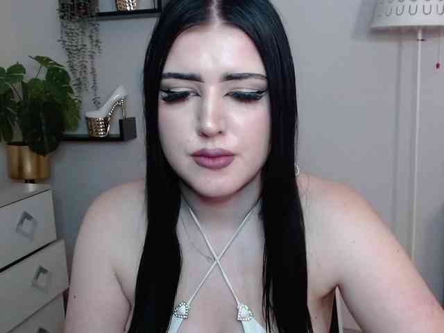 Miabrunette22 webcam