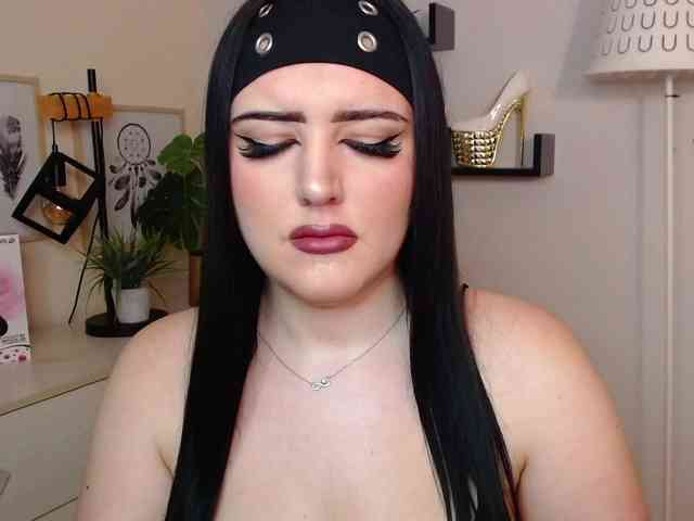 Miabrunette22 webcam