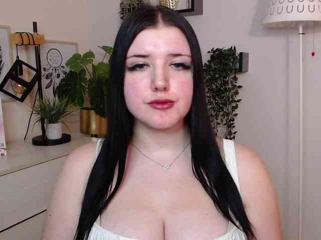 Miabrunette22 webcam