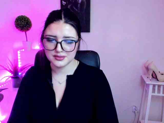 Miabrunette22 webcam