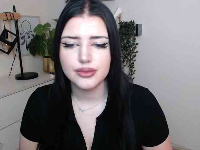 Miabrunette22 webcam