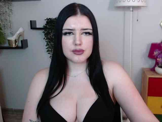 Miabrunette22 webcam