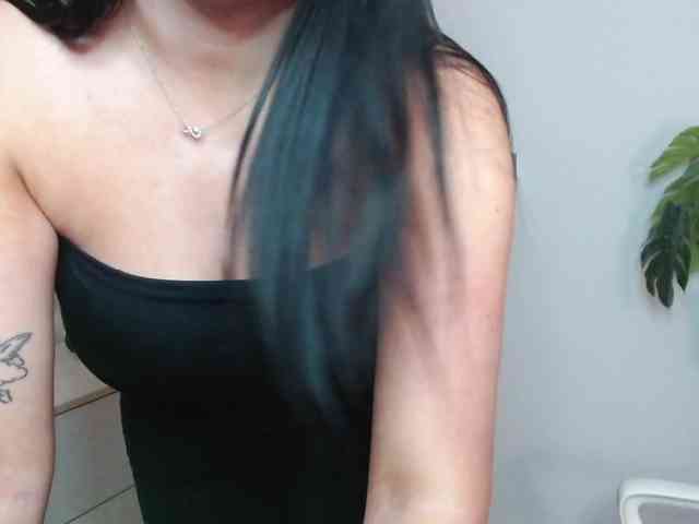 Miabrunette22 webcam