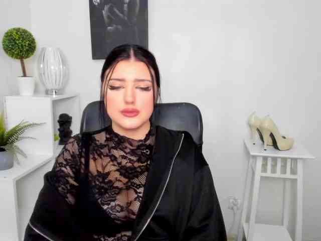 Miabrunette22 webcam