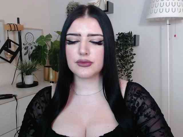 Miabrunette22 webcam