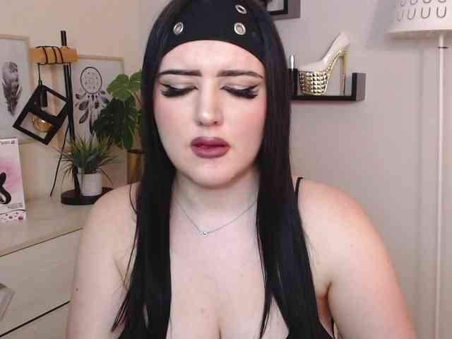 Miabrunette22 webcam