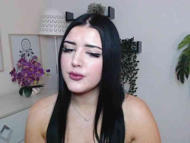 Miabrunette22 webcam