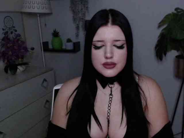 Miabrunette22 webcam