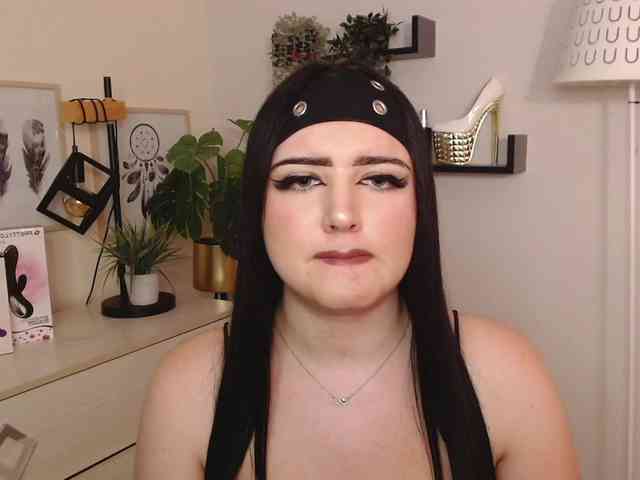 Miabrunette22 webcam