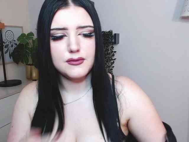 Miabrunette22 webcam