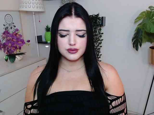 Miabrunette22 webcam