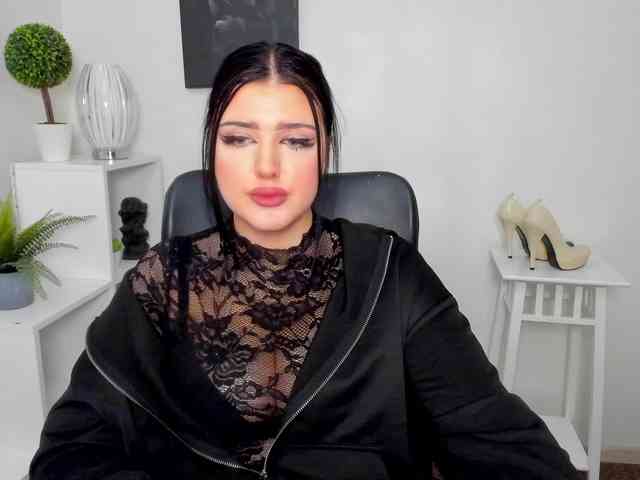 Miabrunette22 webcam
