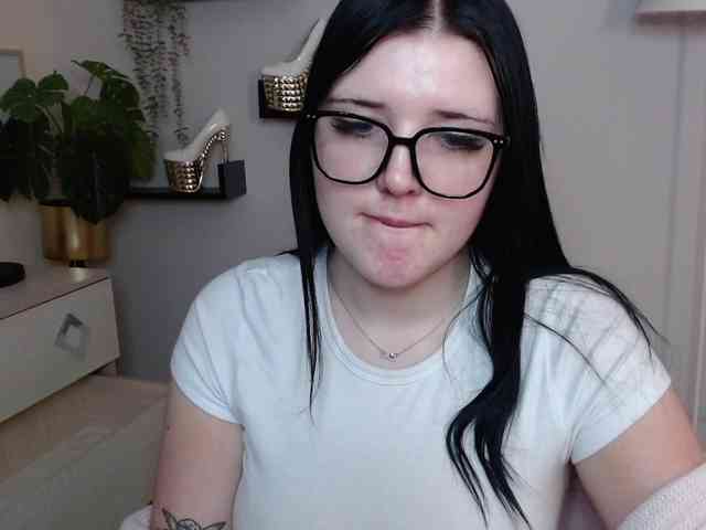 Miabrunette22 webcam