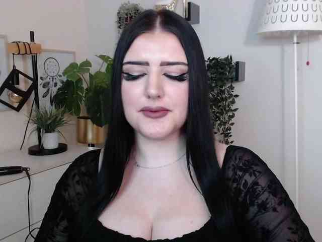 Miabrunette22 webcam