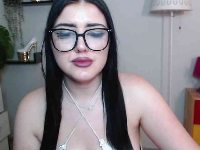 Miabrunette22 webcam