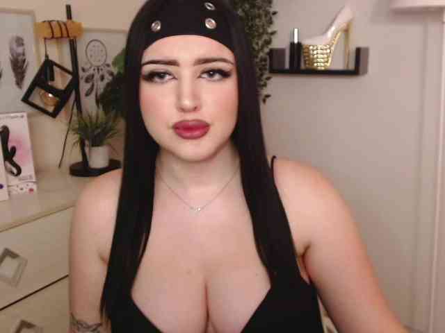 Miabrunette22 webcam