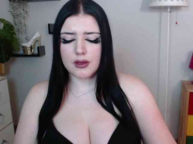 Miabrunette22 webcam