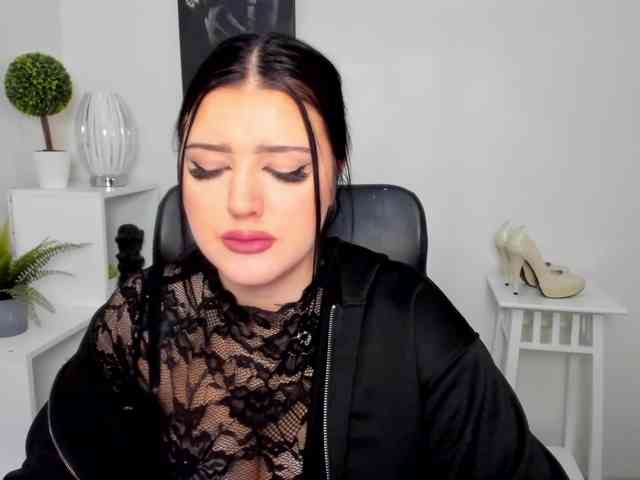 Miabrunette22 webcam