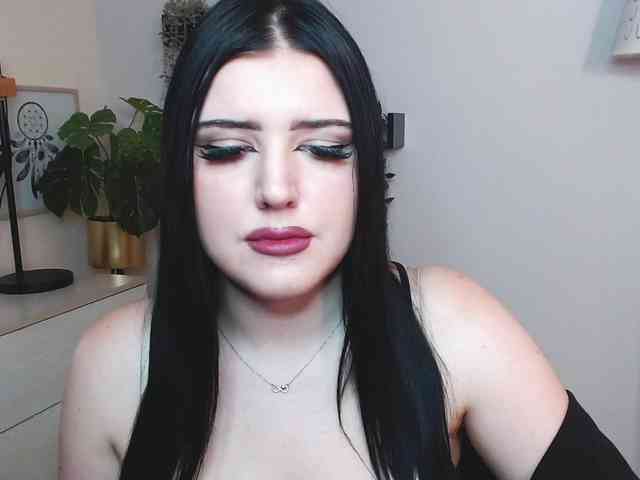 Miabrunette22 webcam