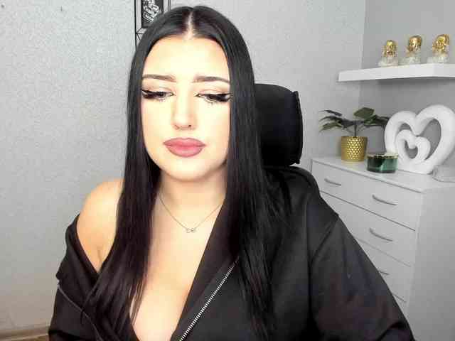 Miabrunette22 webcam