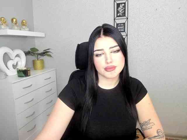 Miabrunette22 webcam
