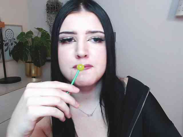 Miabrunette22 webcam