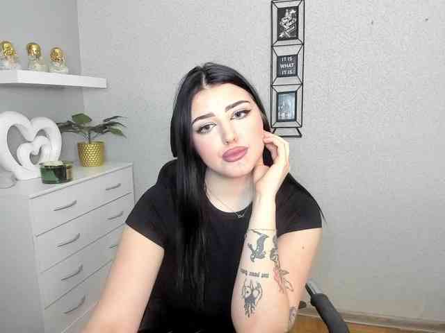 Miabrunette22 webcam