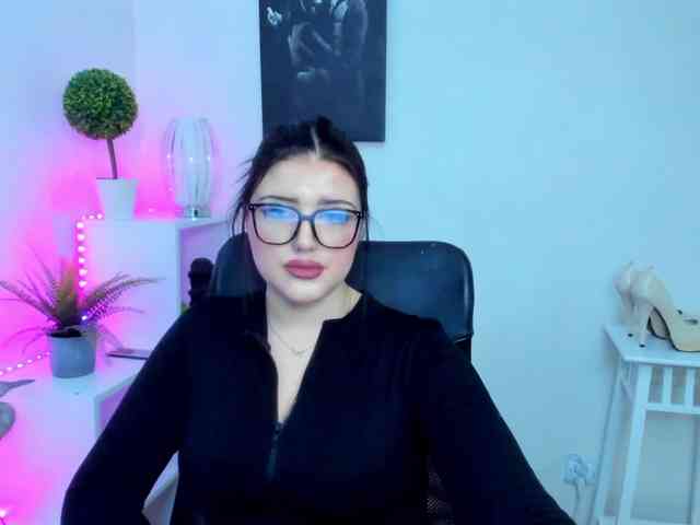Miabrunette22 webcam