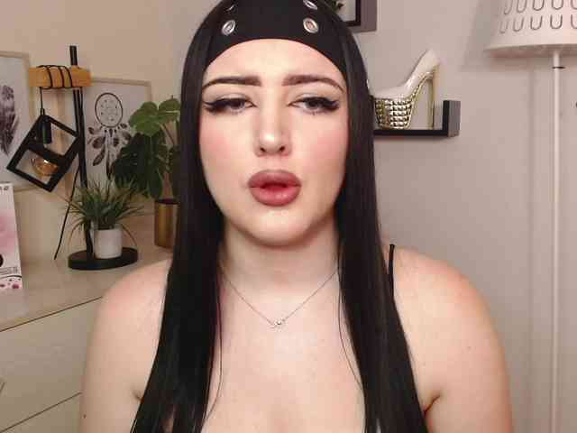 Miabrunette22 webcam