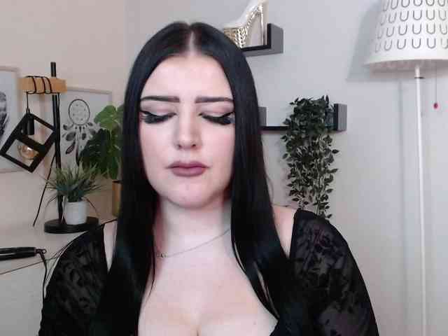 Miabrunette22 webcam