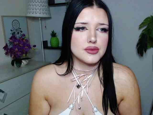 Miabrunette22 webcam