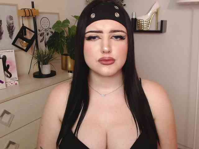 Miabrunette22 webcam