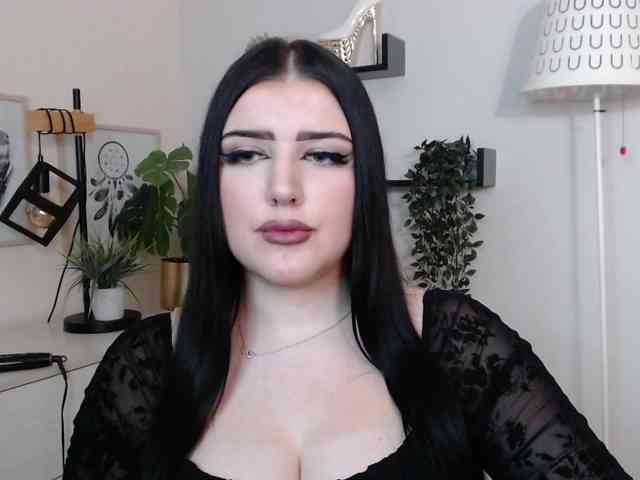 Miabrunette22 webcam